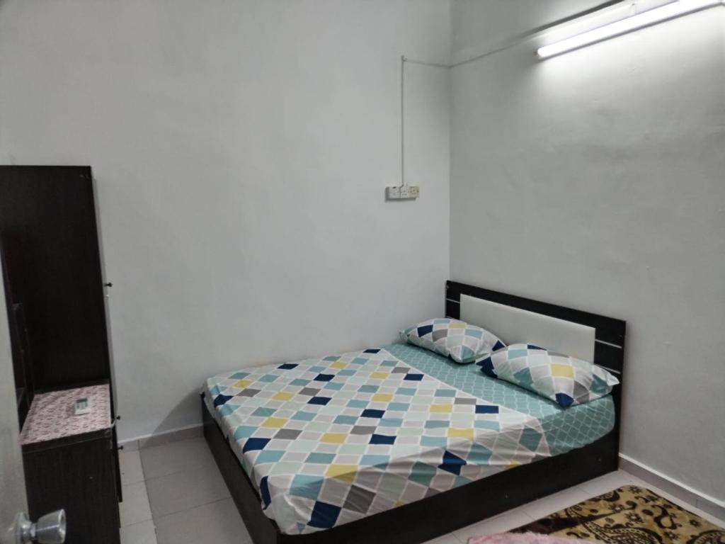 1 dormitorio con 1 cama en una habitación en AqilD Homestay, en Jasin