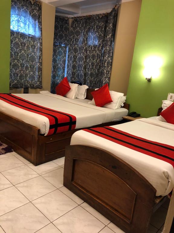 Postel nebo postele na pokoji v ubytování HOTEL BREEZE NEW JALPAIGURI