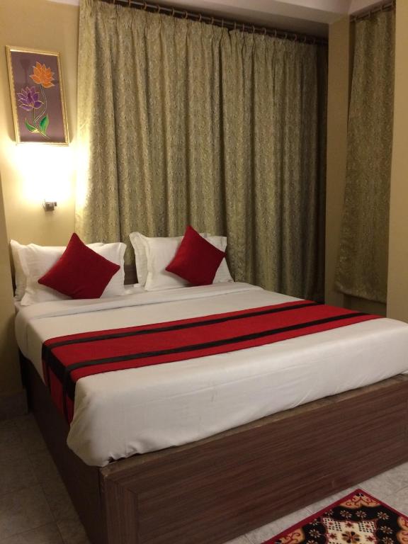 Postel nebo postele na pokoji v ubytování HOTEL BREEZE NEW JALPAIGURI
