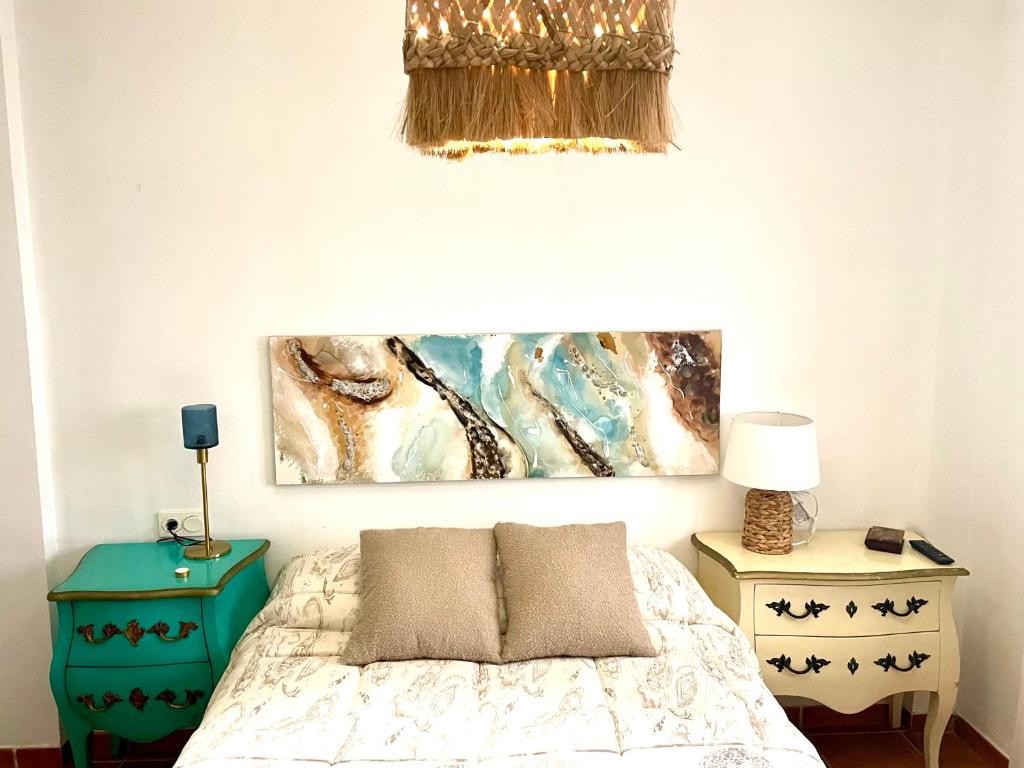 una camera da letto con un letto e un quadro sul muro di CASA AZUL Mojácar a Mojácar