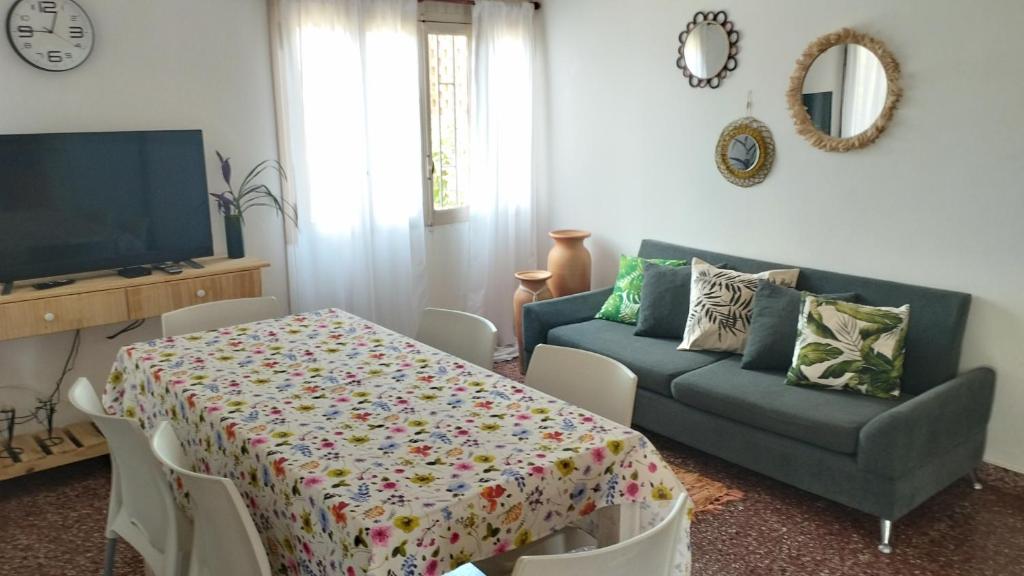 uma sala de estar com uma mesa e um sofá em Casa y monoambiente para 8 patio y 3 garaje - Tangará em Posadas