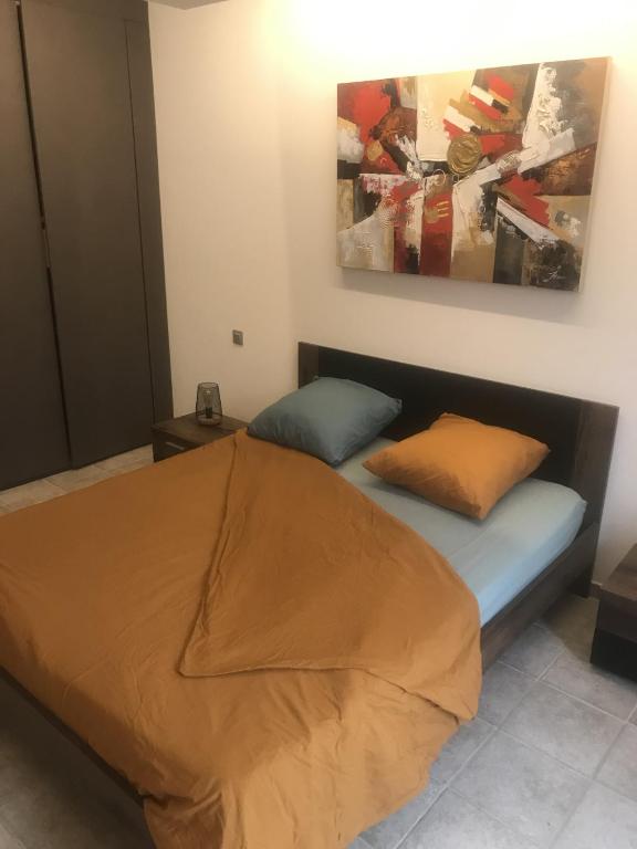 une chambre avec un lit avec une couverture orange dans l'établissement A Casa Assulanatta, à Santa-Reparata-di-Balagna