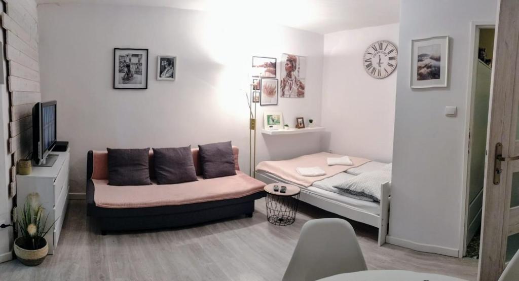 Ένα ή περισσότερα κρεβάτια σε δωμάτιο στο Apartament pod Chełmcem