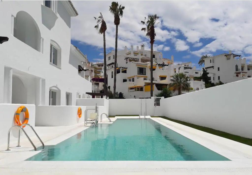 Increíble bajo con jardín y piscina - Puerto Banús