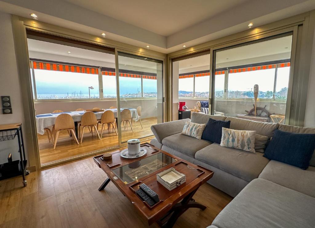 un salon avec un canapé et une table dans l'établissement Vue Mer, face Port, proximité Centre et Plage, à Antibes