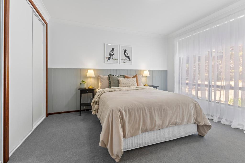 Un dormitorio blanco con una cama grande y una ventana en Diamond Lake Escape en Collie