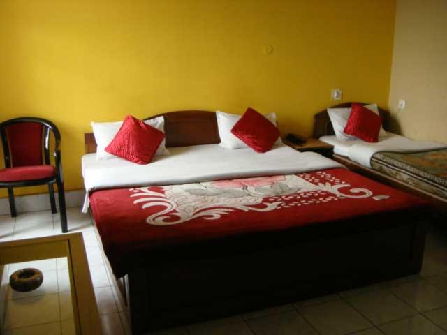Postel nebo postele na pokoji v ubytování HOTEL BREEZE NEW JALPAIGURI