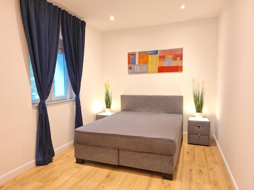 um quarto com uma cama e uma janela em Apartment in Purkersdorf bei WienTop 3 em Purkersdorf