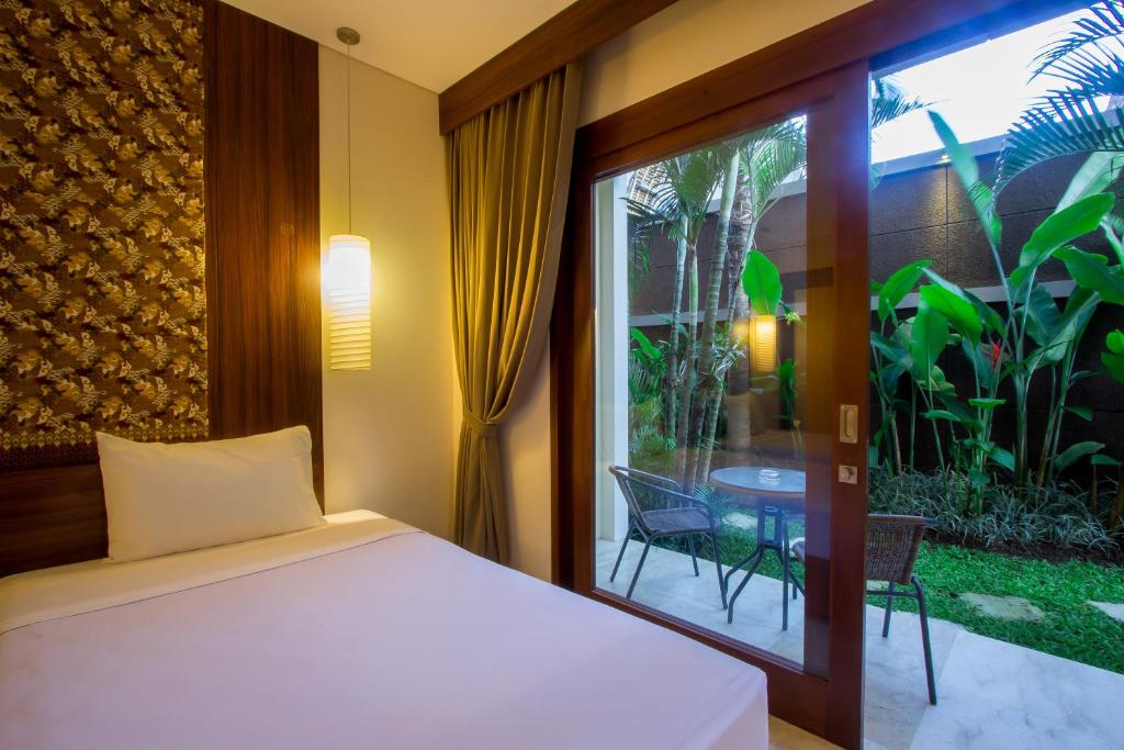 เตียงในห้องที่ M Suite Bali