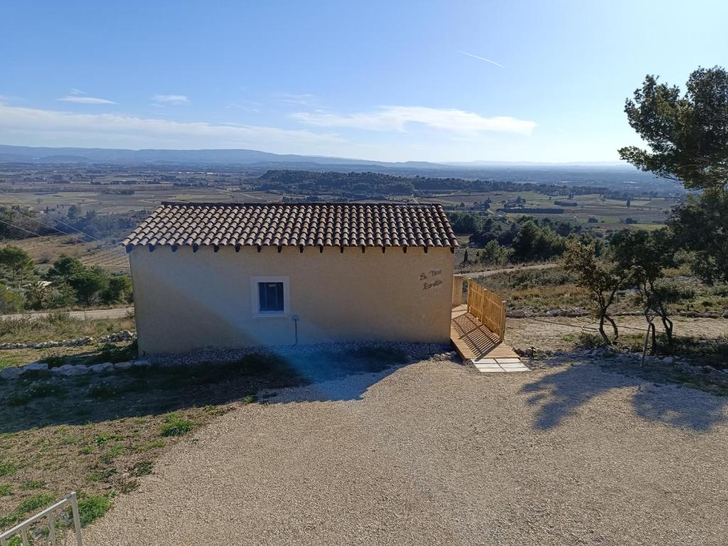 un petit bâtiment blanc au sommet d'une colline dans l'établissement mas benette, à Saint-Hippolyte-le-Graveyron