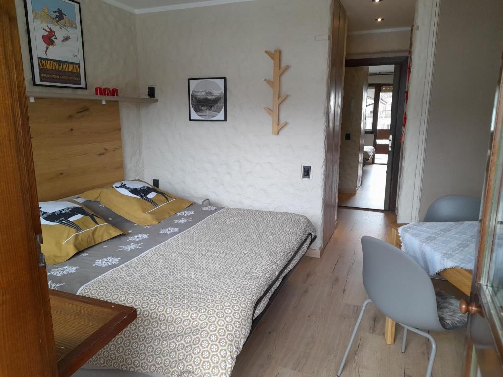a room with two beds and a chair in it at Fradusta 213 in San Martino di Castrozza