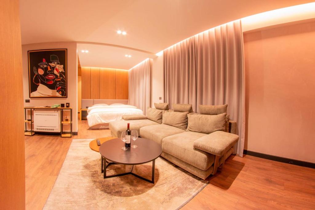 Ezekiel Luxury Suite - Image 4