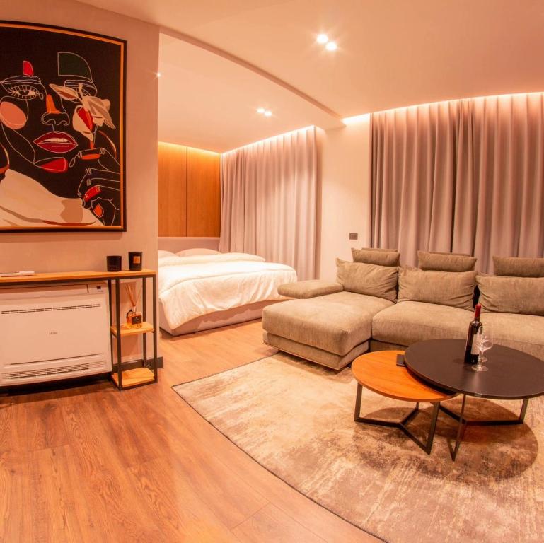 Ezekiel Luxury Suite - Image 2