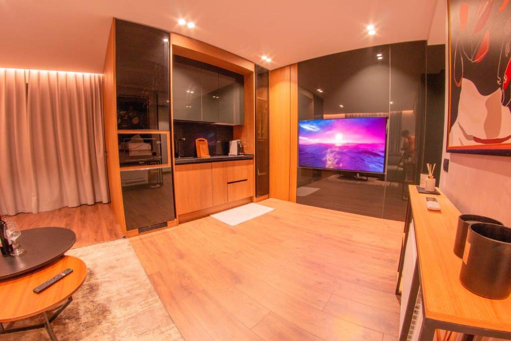 Ezekiel Luxury Suite - Image 8