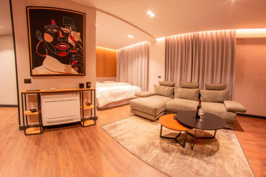 Ezekiel Luxury Suite - Image 6