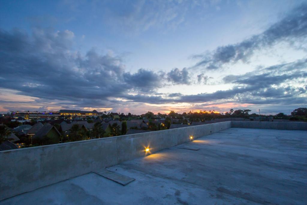 Východ nebo západ slunce při pohledu z aparthotelu nebo okolí
