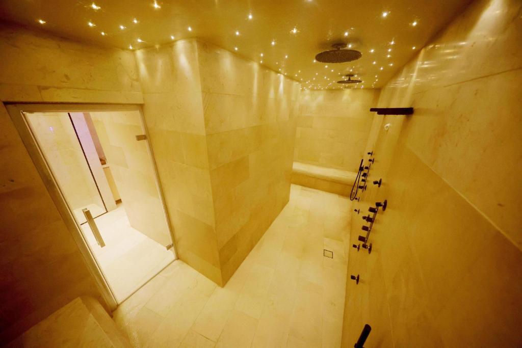 Koupelna v ubytování Casa Nostra Luxury Suites & Spa
