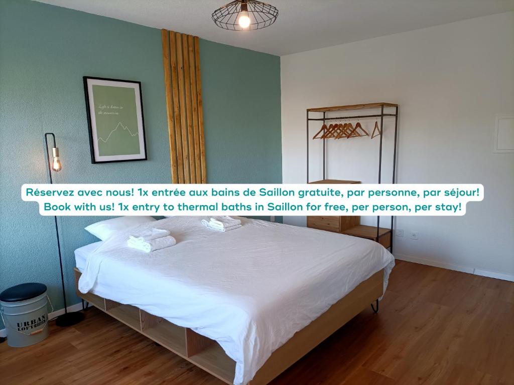- une chambre dotée d'un lit avec des draps blancs et une peinture murale dans l'établissement Studio lumineux bien placé en ville de Sion, à Sion
