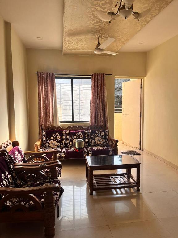 Ruang duduk di 2BHK Fully Furnished Flat Govind Nagar Nashik