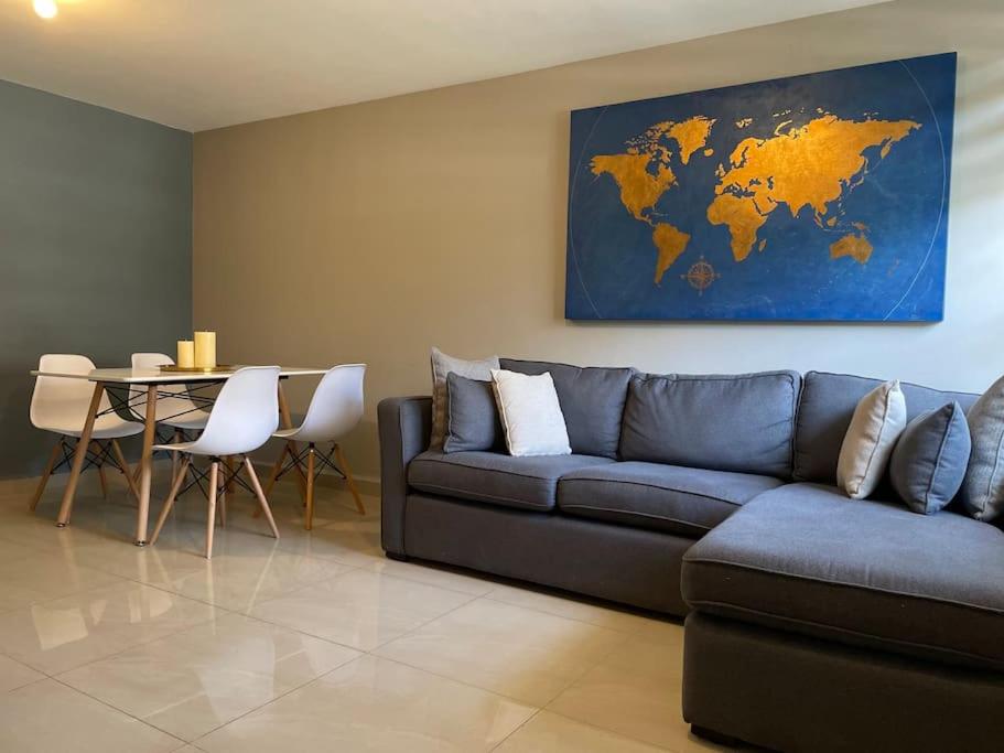 Workation Montpellier في Santa María Coronanco: غرفة معيشة مع أريكة زرقاء وطاولة