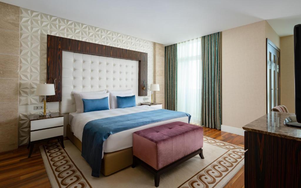 Badamdar Hotel and Residences tesisinde bir odada yatak veya yataklar