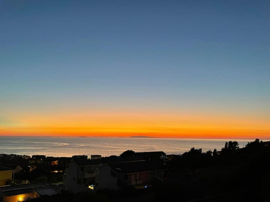 Una vista de una puesta de sol sobre el océano en EdelBlu - Breathtaking seaview penthouse, en Castelsardo