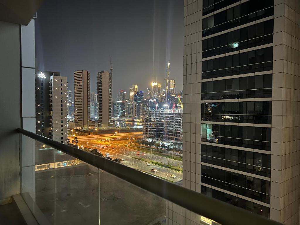 Oval Tower Business Bay في دبي: اطلالة على المدينة ليلا من مبنى