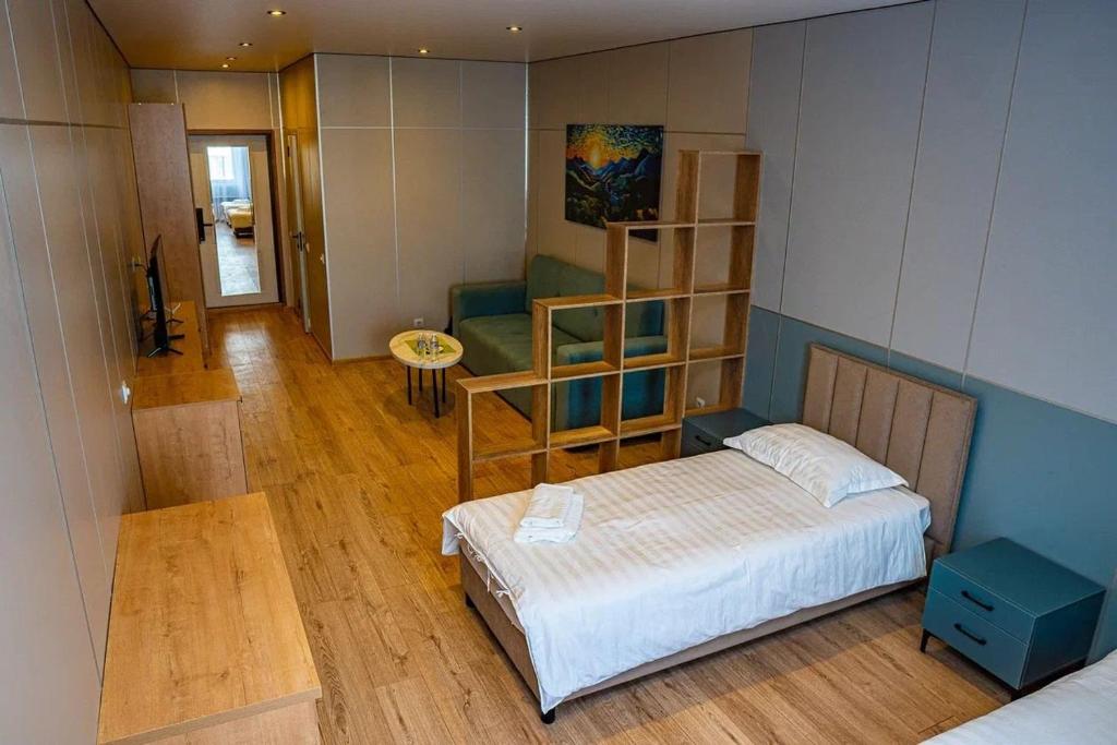Llit o llits en una habitació de Fly Apartment