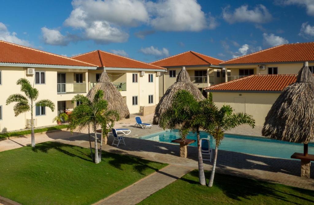 een uitzicht op een resort met een zwembad en palmbomen bij Sirena Resort Curaçao in Willemstad