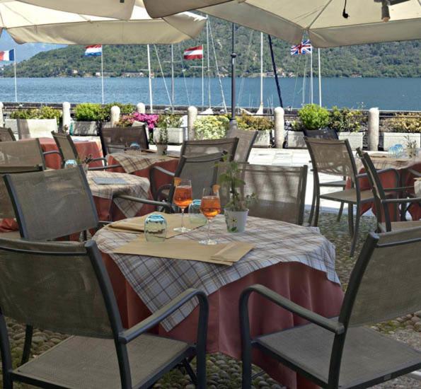 Výhled na řeku, která protéká v blízkosti hotelu