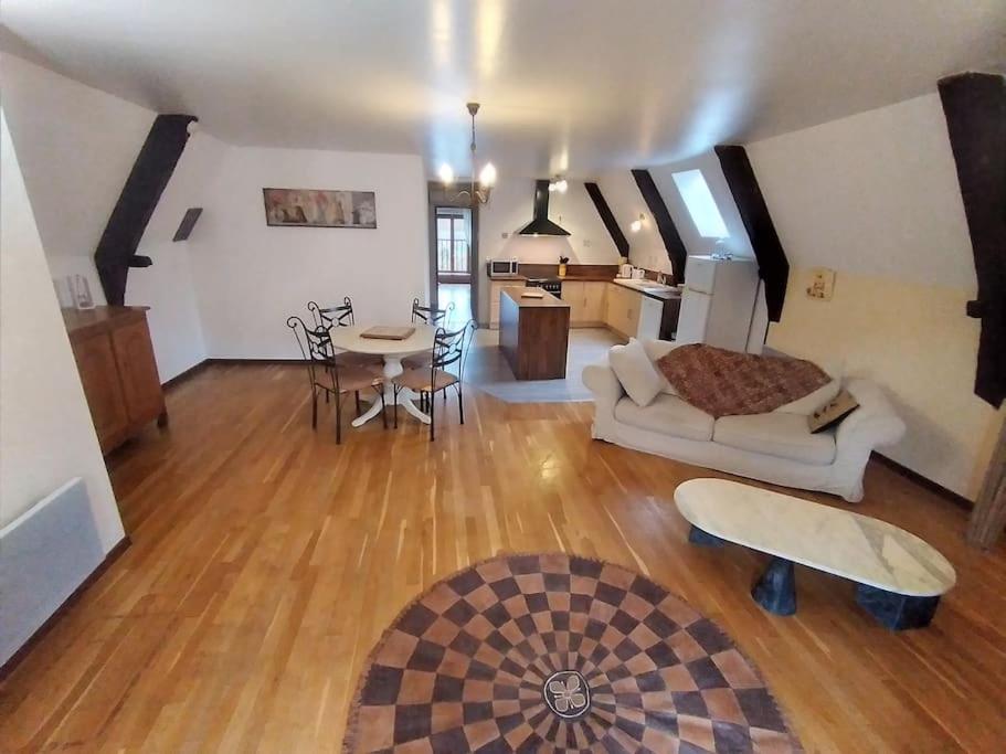 Posezení v ubytování Ancienne grange réhabilitée et Grangette avec piscine et jardin