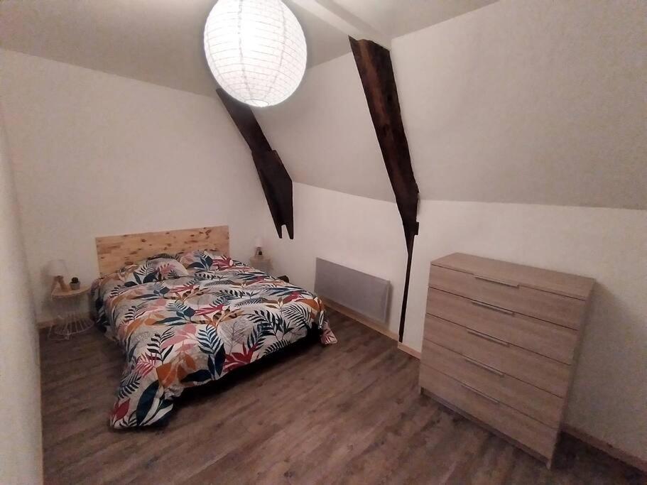 Postel nebo postele na pokoji v ubytování Ancienne grange réhabilitée et Grangette avec piscine et jardin