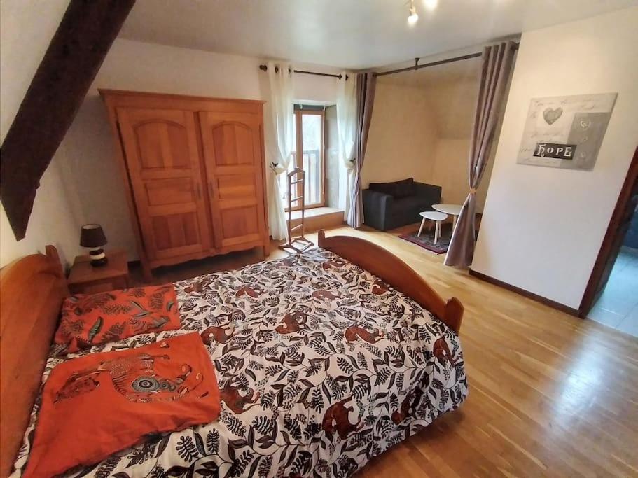 Postel nebo postele na pokoji v ubytování Ancienne grange réhabilitée et Grangette avec piscine et jardin