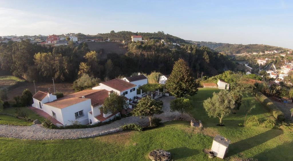 una vista aérea de una casa en un campo verde en Villa Quinta Sto Antonio, en Santo Isidoro