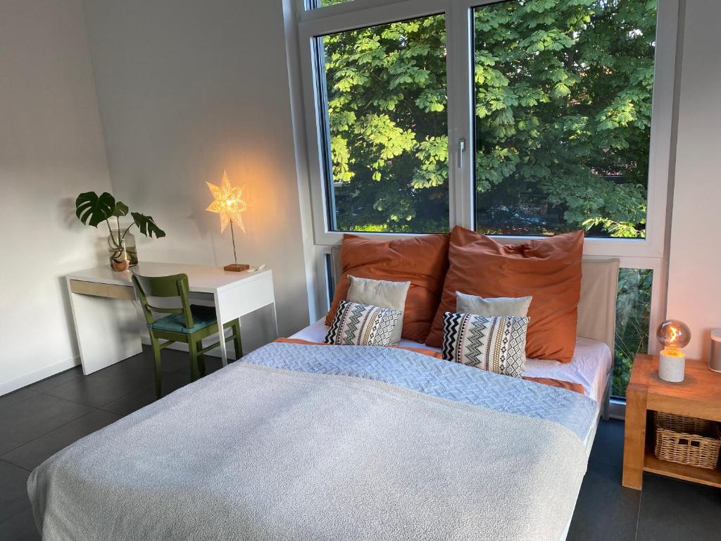 sypialnia z łóżkiem, biurkiem i oknem w obiekcie Quiet, Central House (150sqm) with Garden & Sauna w mieście Norderstedt