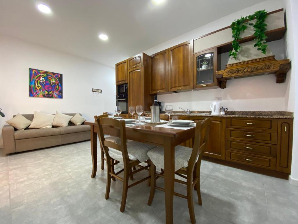 uma cozinha com uma mesa e cadeiras e um sofá em (The Milan Life) Niguarda / Bicocca em Milão