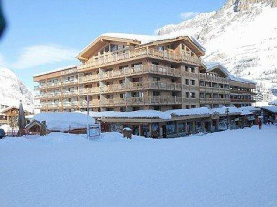 ein großes Gebäude mit Schnee davor in der Unterkunft Situation unique a Val d'Isere ! in Val dʼIsère