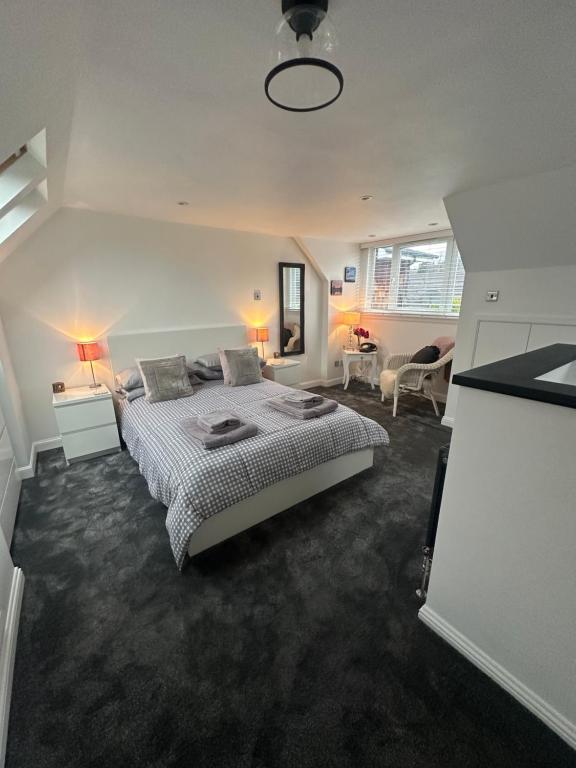 a bedroom with a large bed in a room at Airthrey Cottage in Bridge of Allan