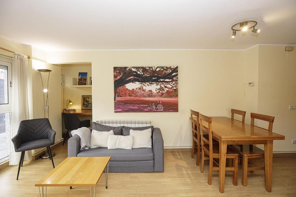 uma sala de estar com um sofá e uma mesa em Apartamento céntrico en Girona em Girona