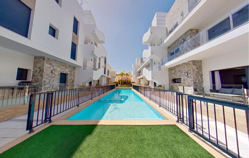 ein Swimmingpool mitten in einem Gebäude in der Unterkunft Pet Friendly Apartment in Arenales del Sol
