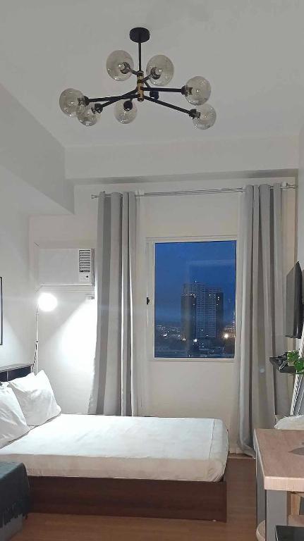 Postel nebo postele na pokoji v ubytování Downtown Delight Dwelling at Limketkai Center
