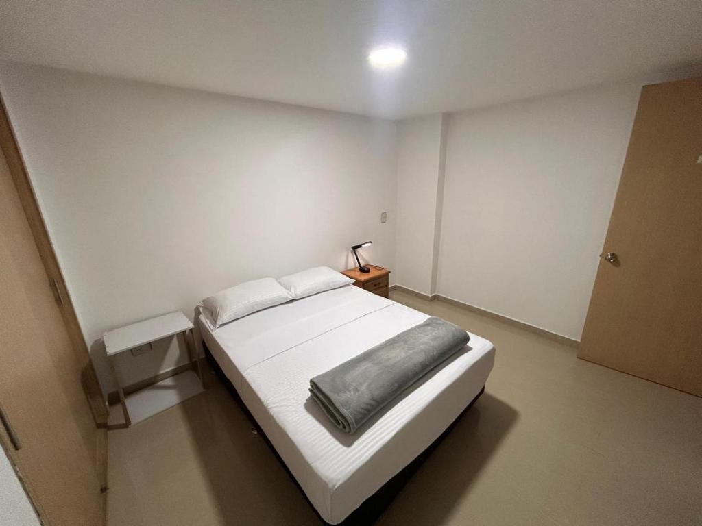 een slaapkamer met een groot wit bed in een kamer bij Habitación Principal Con Baño Privado in Sabaneta