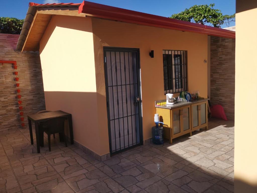 una piccola casa con una porta e un tavolo di Villa Bellevue a San Felipe de Puerto Plata