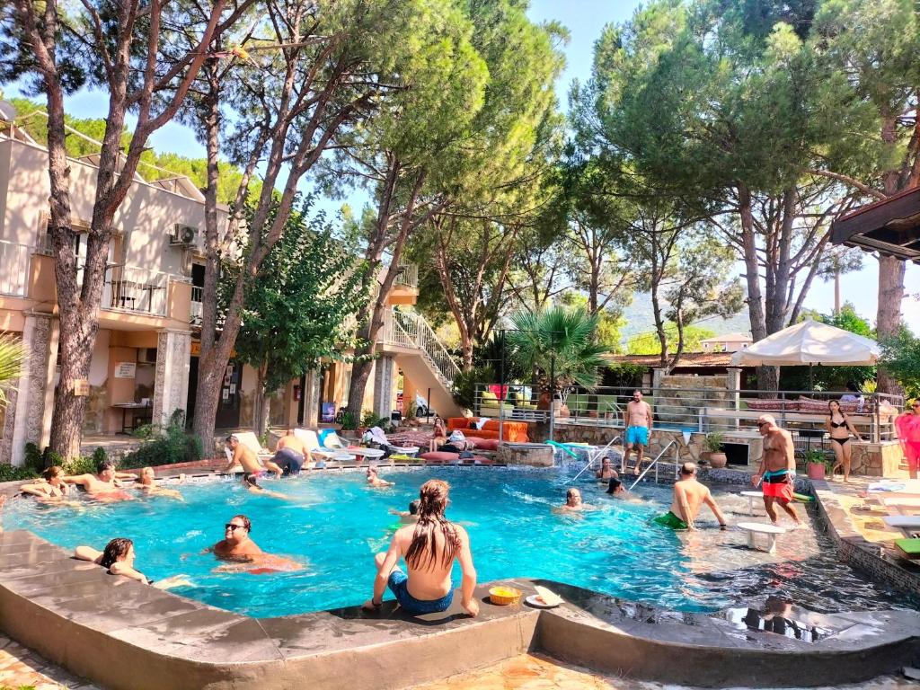 een groep mensen in het zwembad van een resort bij Efes Hidden Garden Resort Otel in Selcuk