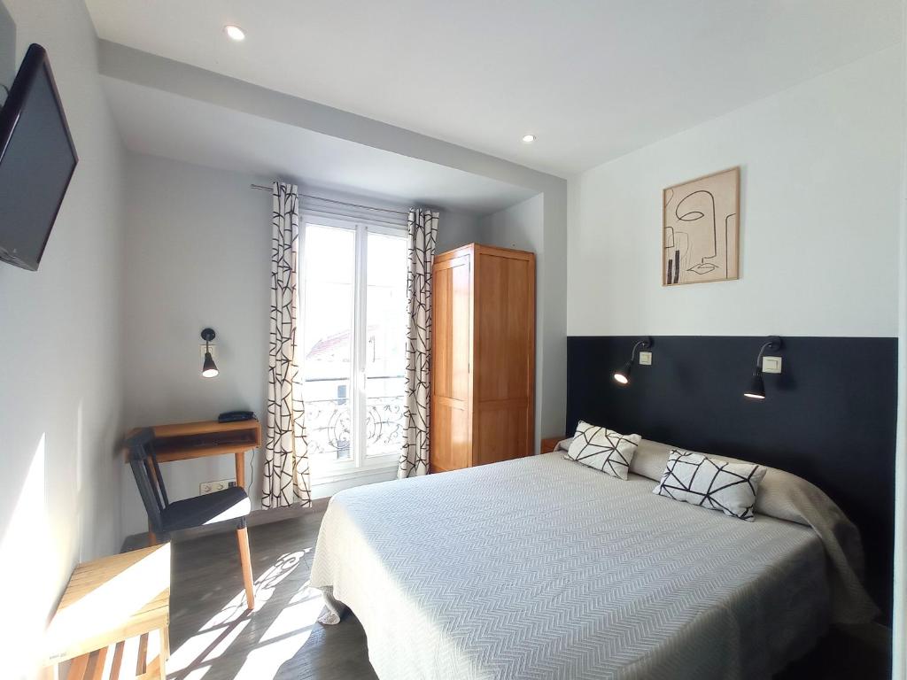 - une chambre avec un lit et une fenêtre dans l'établissement H33 Hôtel, à Nice