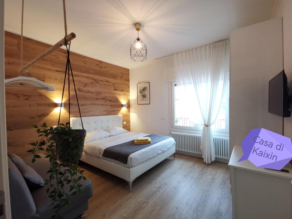 a bedroom with a bed and a large window at Casa di Kaixin in Mestre