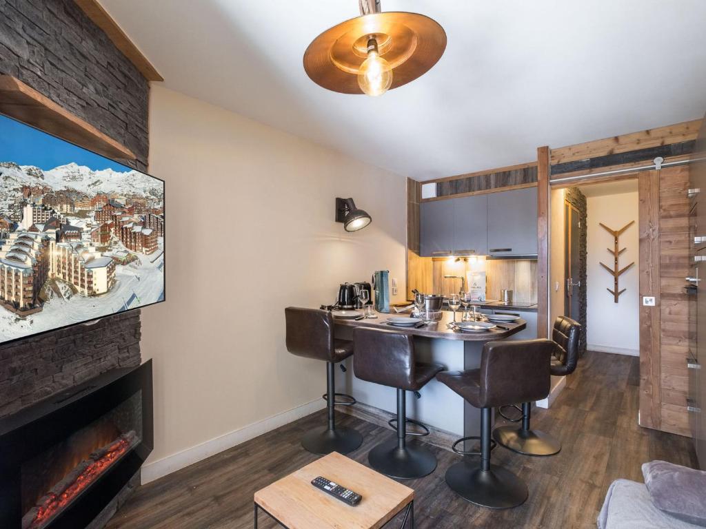 a living room with a bar and a fireplace at Appartement Val Thorens, 2 pièces, 4 personnes - FR-1-640-51 in Val Thorens