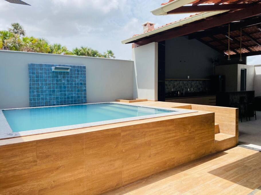 ein Pool auf dem Dach eines Hauses in der Unterkunft Casa Conforto Lençóis MA in Barreirinhas