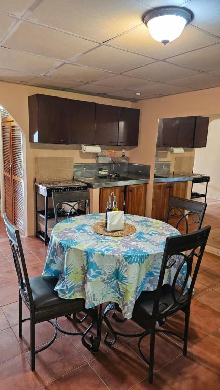 cocina con mesa, sillas y mesa en Cozy Home, en Volcán