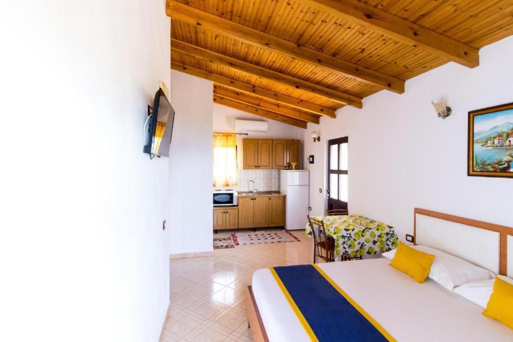 1 dormitorio con 1 cama y cocina en Vila Toskaj, en Vlorë